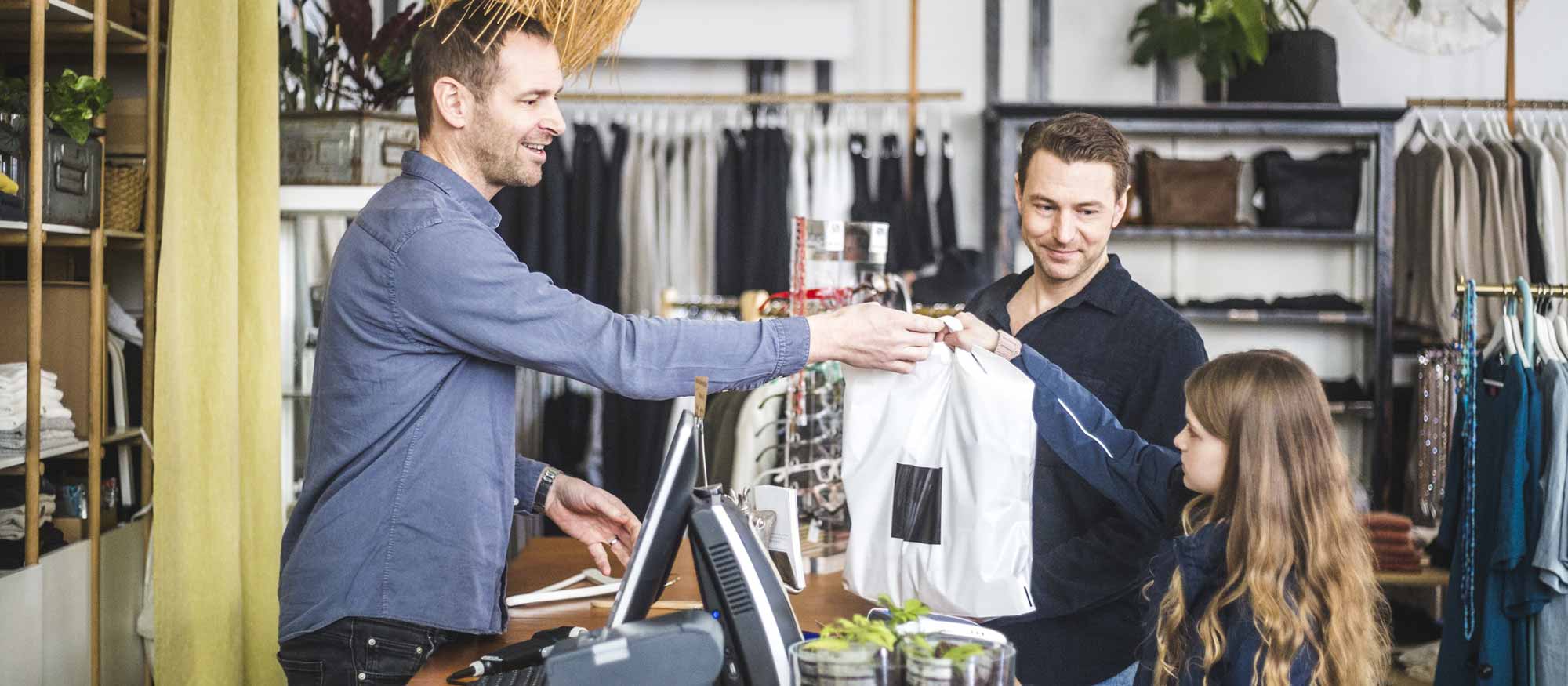 Pappa och dotter shoppar kläder